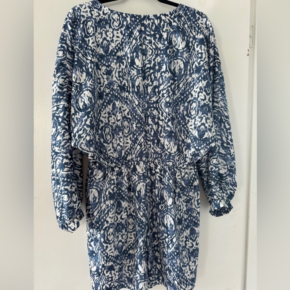 NWT, blue and white romper. Lightweight fabric, on trend peasant sleeves - Picture 3 of 3